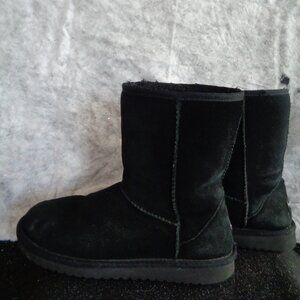 KOOLABURA BY UGG SHORT BOOTS SIZE 8